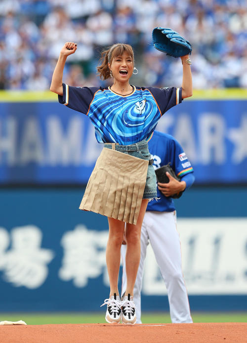 DeNA対楽天　始球式を終え笑顔を見せるhitomi（撮影・足立雅史）