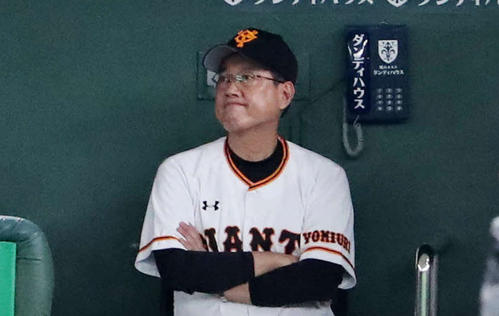 巨人対ソフトバンク　7回表ソフトバンク無死、福田に右中間本塁打を放たれ、険しい表情を見せる巨人原監督（撮影・鈴木正人）