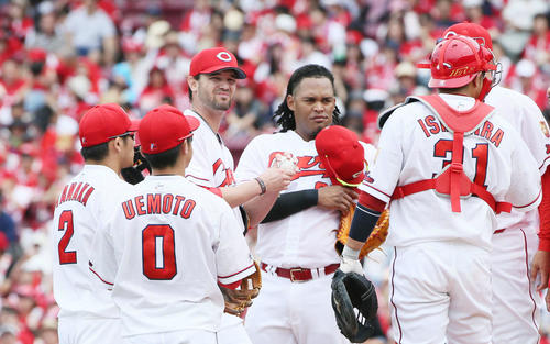 3回表オリックス2死一、二塁、大城に四球を与えマウンドで声をかけられるジョンソン（左から3人目）（撮影・栗木一考）