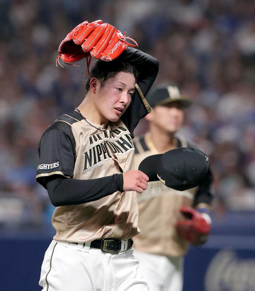 中日対日本ハム　追加点を許し汗を拭いながらベンチに戻る日本ハム吉田輝（撮影・佐藤翔太）
