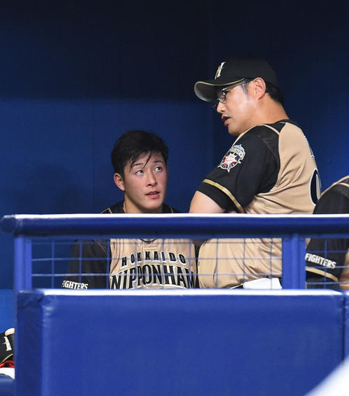 3回裏中日攻撃終了、ベンチで木田優夫投手チーフコーチの話を聞く、さえない表情の吉田輝星（撮影・森本幸一）