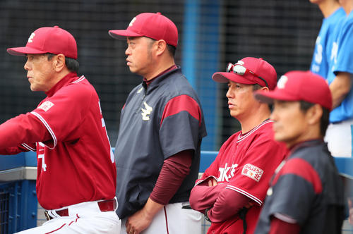 DeNA対楽天　戦況を見つめる平石監督ら楽天首脳陣（撮影・足立雅史）