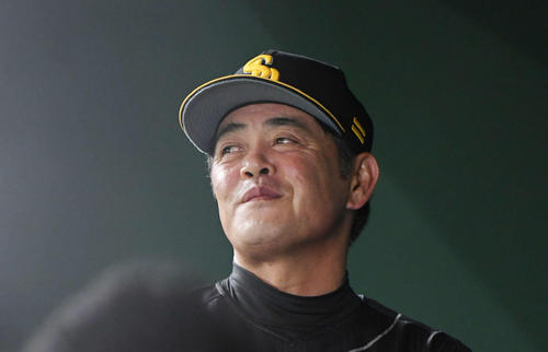 巨人対ソフトバンク　7回、笑顔で試合を見つめるソフトバンクの工藤監督（撮影・加藤諒）