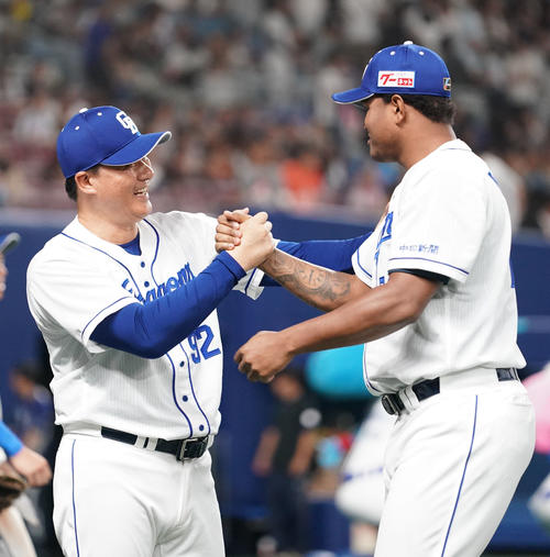 中日対日本ハム　試合終了、エンニー・ロメロと握手を交わす与田剛監督（撮影・森本幸一）