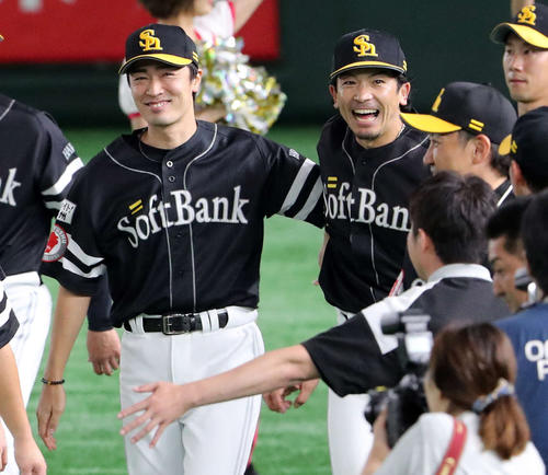 巨人対ソフトバンク　交流戦優勝しファンに笑顔であいさつしに行くソフトバンク和田（左）と松田（撮影・鈴木正人）