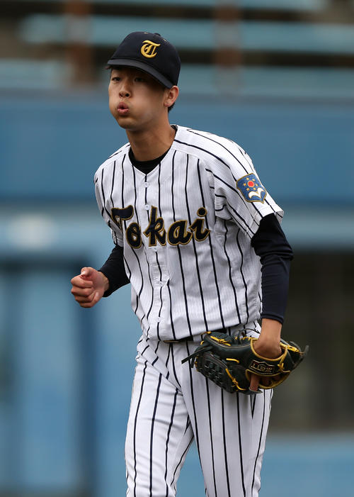 B組対C組　2回を無安打に抑え、ベンチに戻る東海大・山崎（撮影・大野祥一）