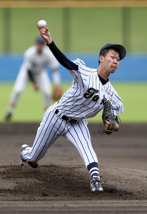 B組対C組　5者連続三振し、2回を無安打に抑えた東海大・山崎（撮影・大野祥一）