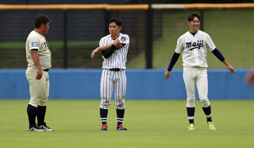 クールダウンする、左から桐蔭横浜大・渡部、東海大・海野、明大・森下（撮影・大野祥一）