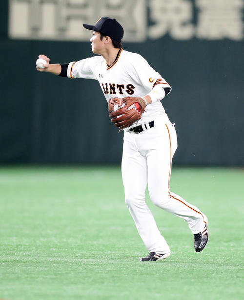 巨人対ソフトバンク　1回表ソフトバンク1死満塁、松田宣浩の打球を三塁悪送球する坂本勇（撮影・浅見桂子）