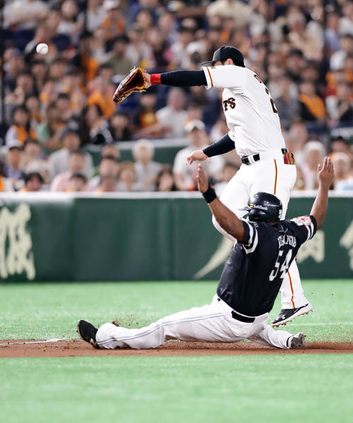 巨人対ソフトバンク　1回表ソフトバンク1死満塁、松田の打球を坂本勇が三塁悪送球し、三塁手岡本が飛びつくも捕れず、二塁走者のデスパイネがそのまま生還する（撮影・浅見桂子）