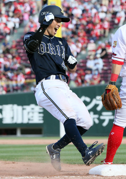 広島対オリックス　10回表オリックス2死三塁、福田は右中間に適時三塁打を放ちガッツポーズ（撮影・栗木一考）