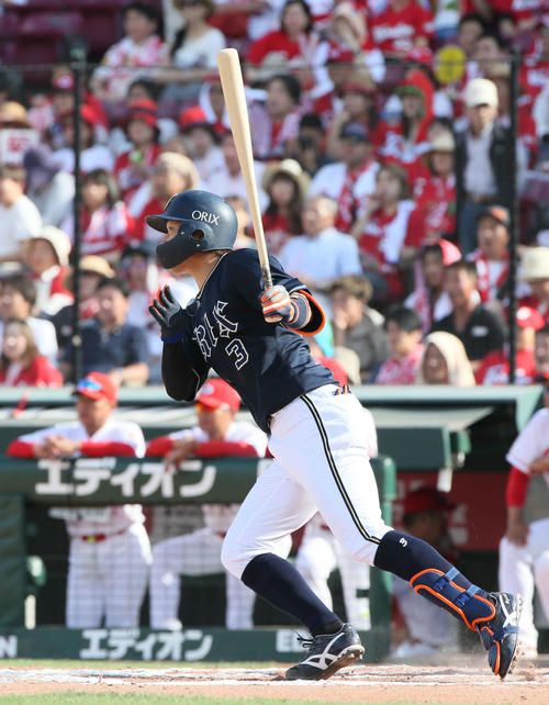 広島対オリックス　10回表オリックス2死二塁、安達は右中間へ適時三塁打を放つ（撮影・栗木一考）