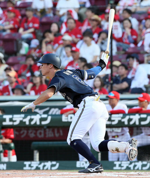 10回表オリックス2死満塁、後藤は右翼線へ3点適時三塁打を放つ（撮影・栗木一考）