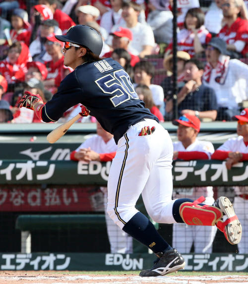 広島対オリックス　10回表オリックス2死二塁、小田は右中間へ適時三塁打を放つ（撮影・栗木一考）