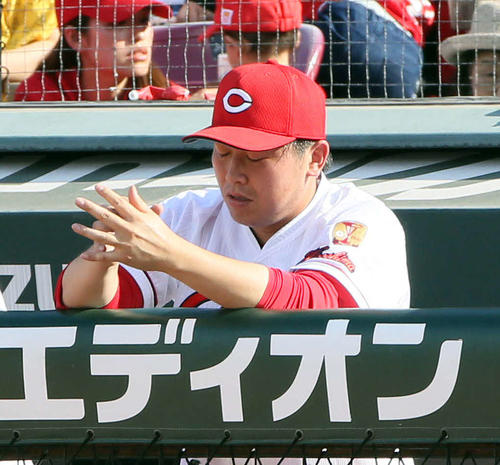 10回、逆転を許しベンチでガックリする菊池保則（撮影・栗木一考）