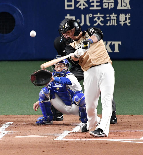 中日対日本ハム　1回表日本ハム2死一塁、中田は先制の中越え2点本塁打を放つ（撮影・前岡正明）