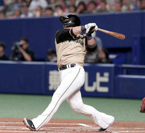 中日対日本ハム　1回表日本ハム2死一塁、中田は先制となる2点本塁打を放つ（撮影・佐藤翔太）