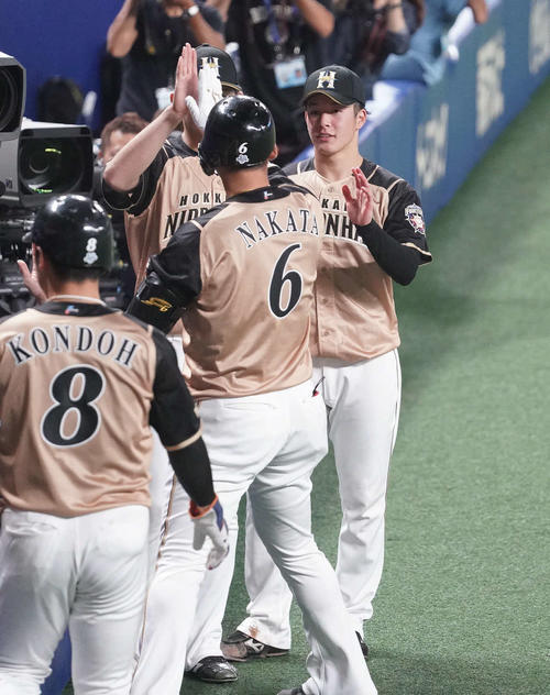 1回表日本ハム2死一塁、2点本塁打を放った中田を迎える吉田輝（撮影・森本幸一）