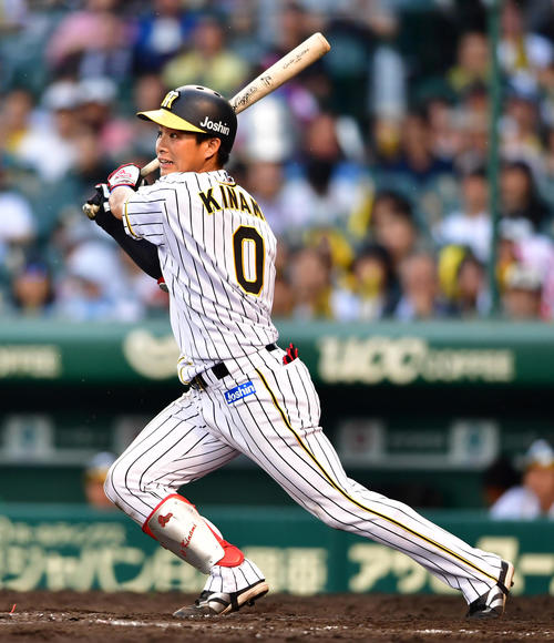阪神対西武　8回裏阪神無死一塁、左中間をやぶる適時二塁打を放つ木浪聖也（撮影・清水貴仁）