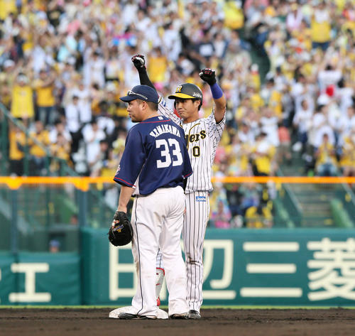 阪神対西武　8回裏阪神無死二塁、木浪聖也は左に適時二塁打を放ちガッツポーズ（撮影・上山淳一）