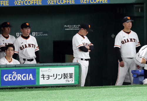 巨人対ソフトバンク　9回、ベンチで腕を組み考え込む巨人原監督（中央）後列左は宮本投手総合コーチ（撮影・垰建太）