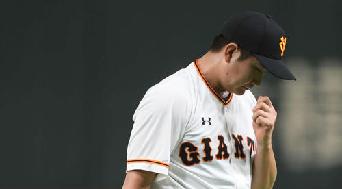 巨人対ソフトバンク　1回で4点を奪われ、ベンチに引き揚げる巨人先発の菅野（撮影・加藤諒）