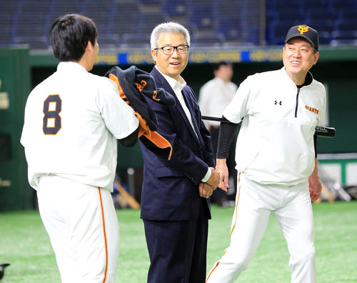 巨人対ソフトバンク　試合前、談笑する、左から丸、達川光男氏、原監督（撮影・浅見桂子）