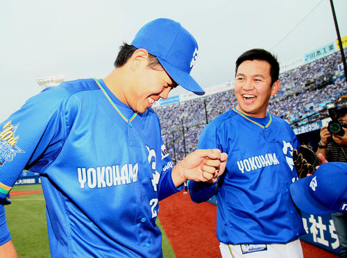 DeNA対楽天　交流戦初勝利を挙げたDeNA上茶谷（左）は山崎と笑顔でタッチを交わす（撮影・足立雅史）
