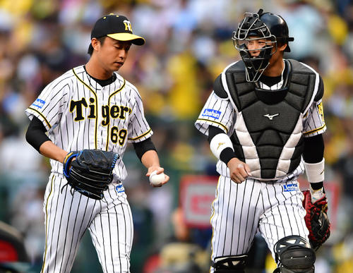 8回表西武、この回から登板の島本（左）に声をかける捕手原口（撮影・清水貴仁）