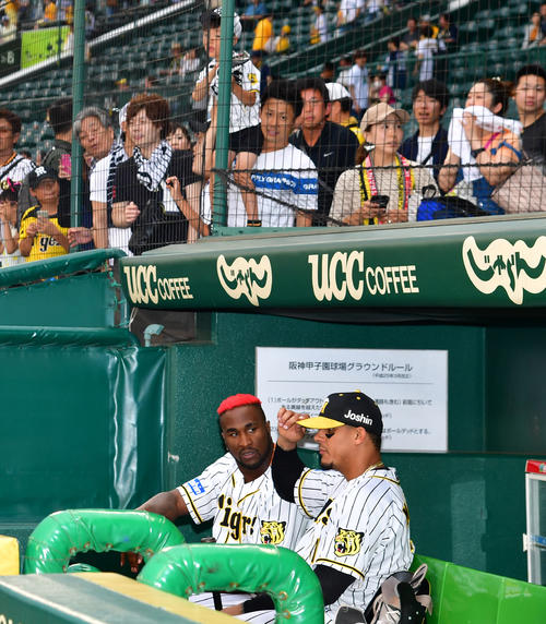 阪神対西武　試合後、ベンチでマルテ（右）と話し合うガルシア（撮影・清水貴仁）