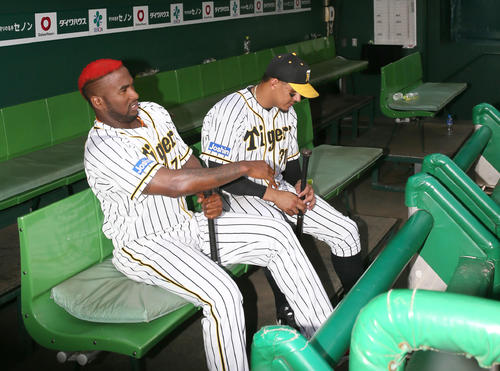 阪神対西武　試合後もベンチに残り、話すオネルキ・ガルシア（手前）とジェフリー・マルテ（撮影・上山淳一）
