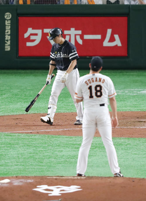 巨人対ソフトバンク　2回表ソフトバンク無死、四球を選ぶ和田。投手菅野（撮影・垰建太）