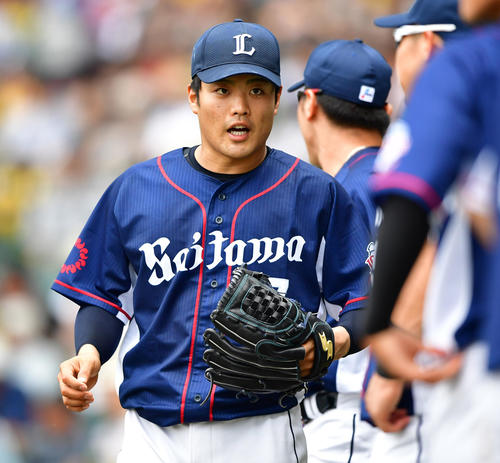 4回を投げ終え野手を出迎える先発松本航（撮影・清水貴仁）
