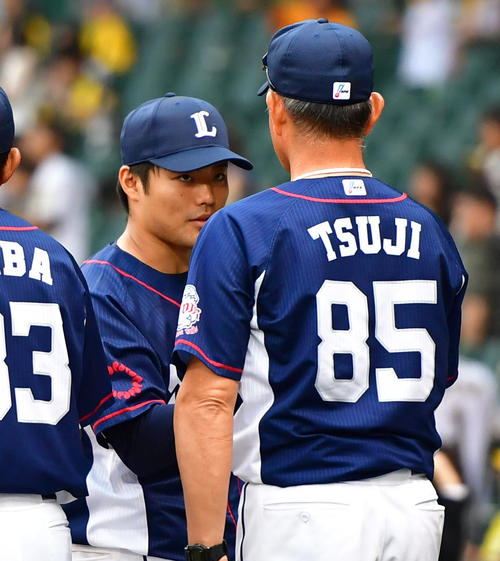 3勝目を挙げ辻監督（右）と握手を交わす松本航（中央）（撮影・清水貴仁）