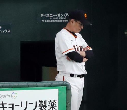 巨人対ソフトバンク　9回、ベンチで腕を組み考え込む巨人原監督（中央）（撮影・垰建太）