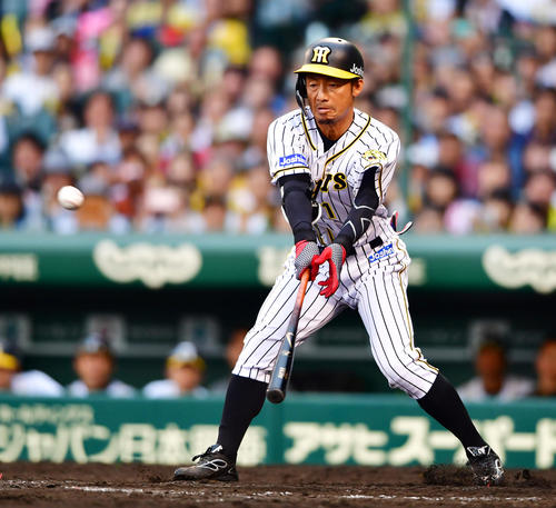 7回裏阪神2死満塁、代打出場も左飛に倒れる鳥谷（撮影・清水貴仁）