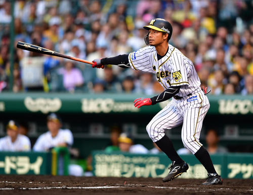 7回裏阪神2死満塁、代打出場も左飛に倒れる鳥谷（撮影・清水貴仁）