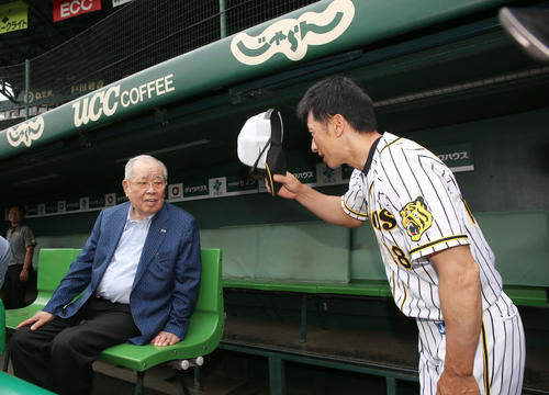 試合前、野村氏（左）が甲子園球場を訪れあいさつする矢野監督（撮影・上山淳一）