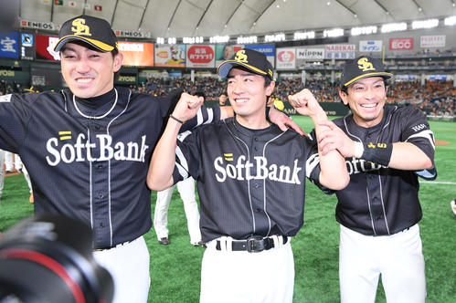巨人対ソフトバンク　巨人に勝利して交流戦優勝を決めて喜ぶ、左から内川、和田、松田宣（撮影・加藤諒）