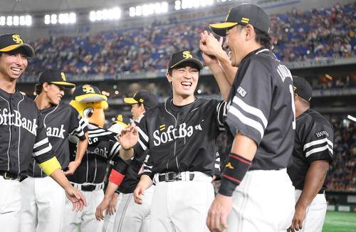 巨人対ソフトバンク　交流戦優勝を決め、ハイタッチする勝利投手の和田（中央）と内川（撮影・加藤諒）