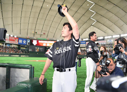 巨人対ソフトバンク　巨人に勝利して交流戦優勝を決め、グラウンドを後にするソフトバンク勝利投手の和田（撮影・加藤諒）