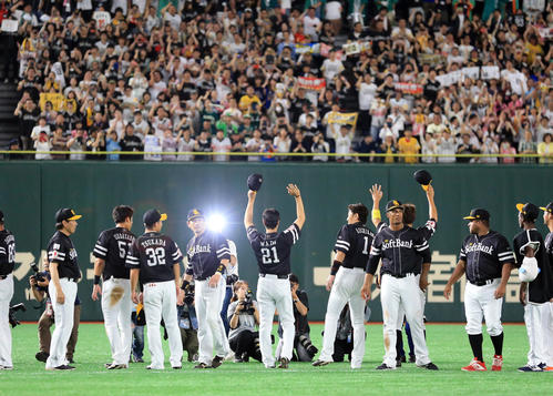 巨人対ソフトバンク　交流戦優勝を決め、左翼スタンドのファンとバンザイする和田（中央）らソフトバンクの選手たち（撮影・浅見桂子）