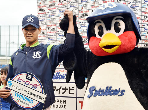 ヤクルト対ロッテ　ヒーローインタビューを終えつば九郎とポーズを決めるヤクルト高橋（撮影・滝沢徹郎）