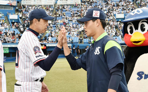ヤクルト対ロッテ　試合後、ヤクルト高橋（手前）とタッチを交わす小川監督（撮影・滝沢徹郎）