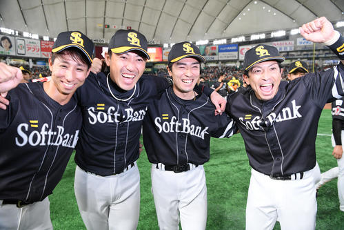 巨人対ソフトバンク　巨人に勝利して交流戦優勝を決めて喜ぶ、左から福田、内川、和田、松田宣（撮影・加藤諒）
