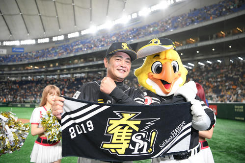 巨人対ソフトバンク　巨人に勝利して交流戦優勝を決め、ポーズを決めるソフトバンクの工藤監督（撮影・加藤諒）