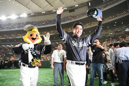 巨人対ソフトバンク　巨人に勝利して交流戦優勝を決め、両手を挙げるソフトバンクの工藤監督（撮影・加藤諒）