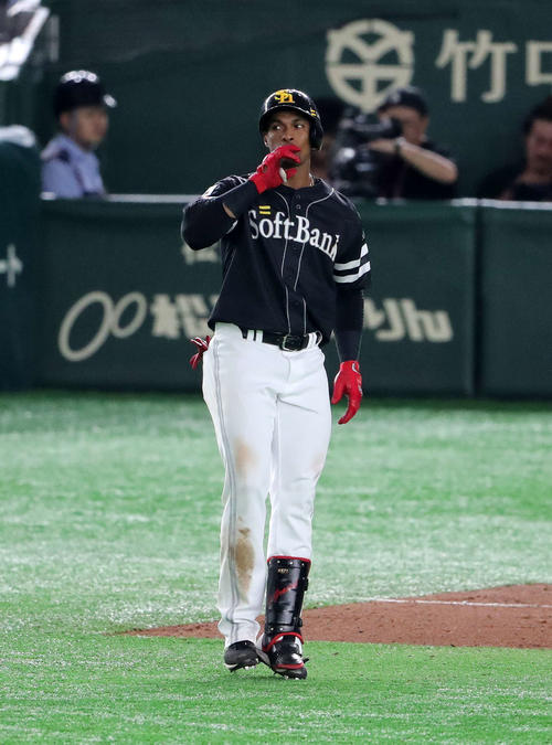 巨人対ソフトバンク　5回表ソフトバンク1死、グラシアルは中前安打を放つ（撮影・鈴木正人）