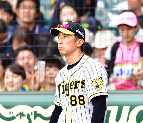 阪神対西武　8回表、選手交代を告げに出てくる矢野耀大監督（撮影・清水貴仁）