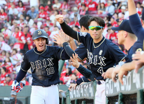 広島対オリックス　10回表オリックス2死二塁、小田の適時三塁打で生還する大城（撮影・栗木一考）